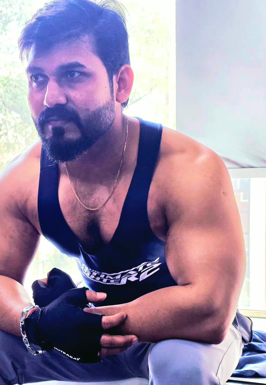 Mahendra training pose